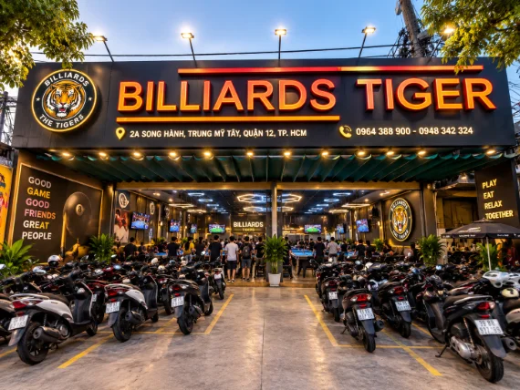 Bãi đỗ xe trước quán Bida The Tigers